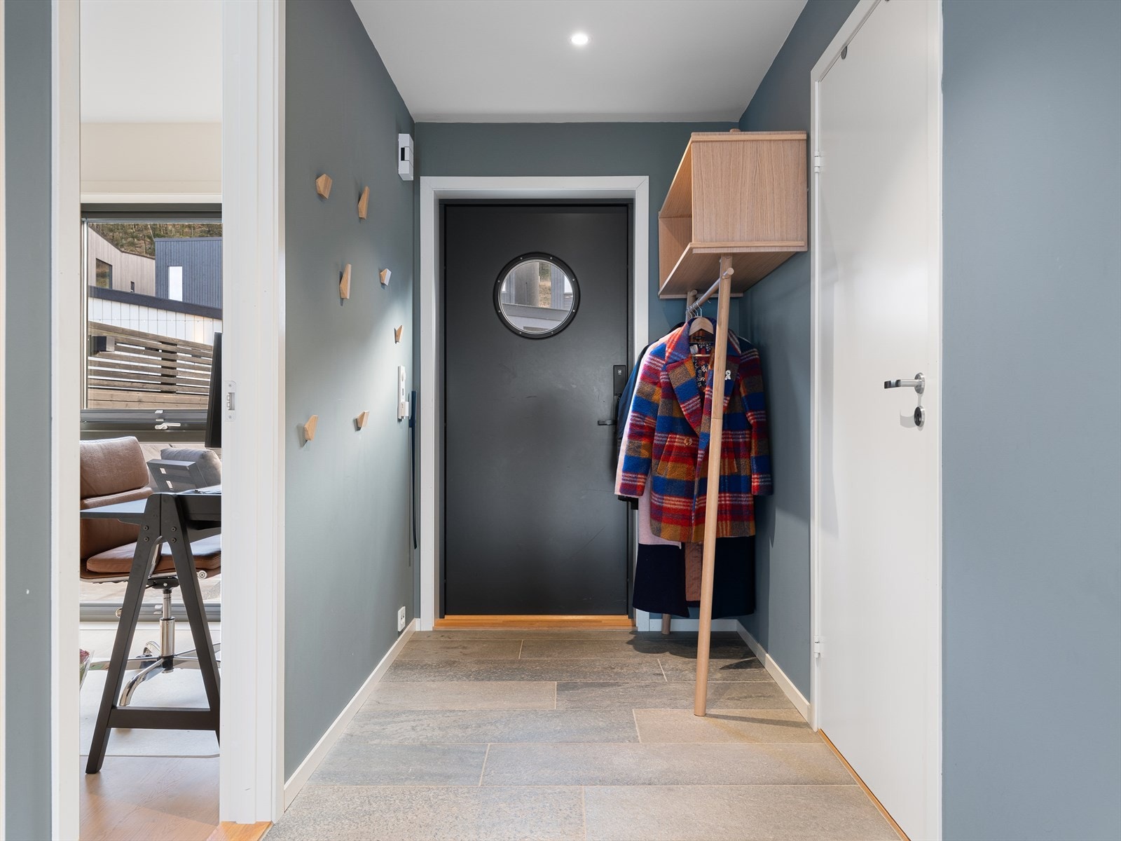 Entre/gang med parti i skifer og varme i gulv. Dør til høyre fører til vaskerom/bi-inng. Galleribilde