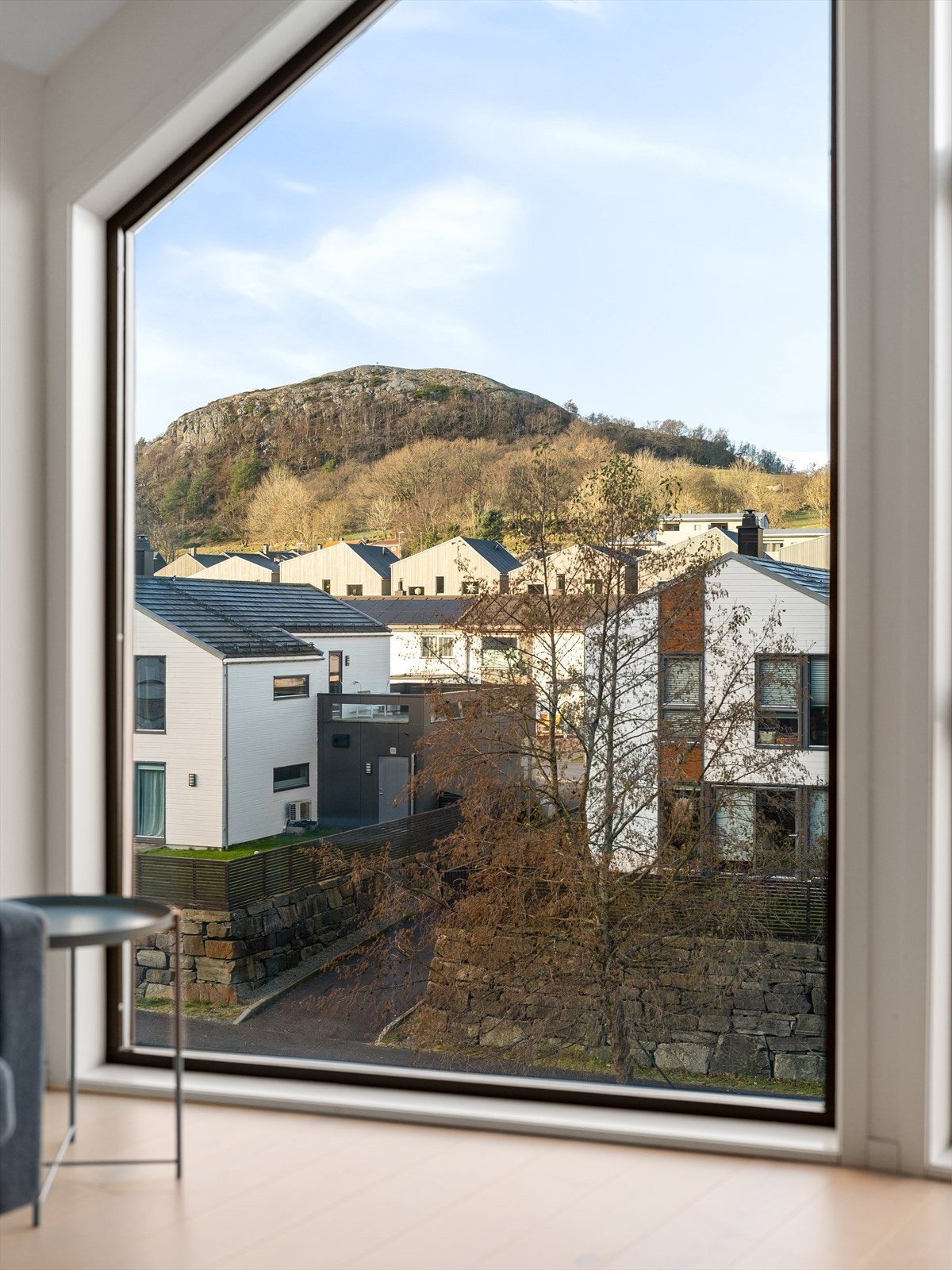 Svært god takhøyde kombinert m/vindu til møne med naturlig lys, gir en herlig romfølelse. Galleribilde