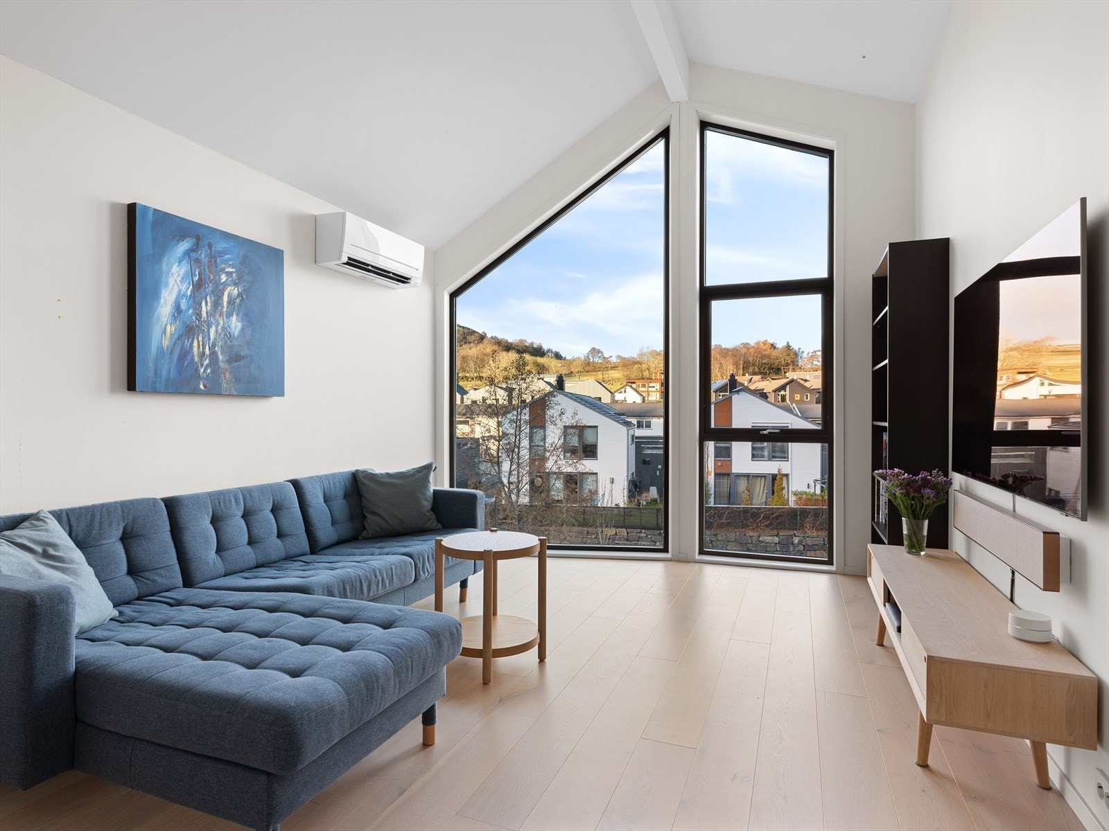 Svært god takhøyde kombinert m/vindu til møne med naturlig lys, gir en herlig romfølelse. Galleribilde