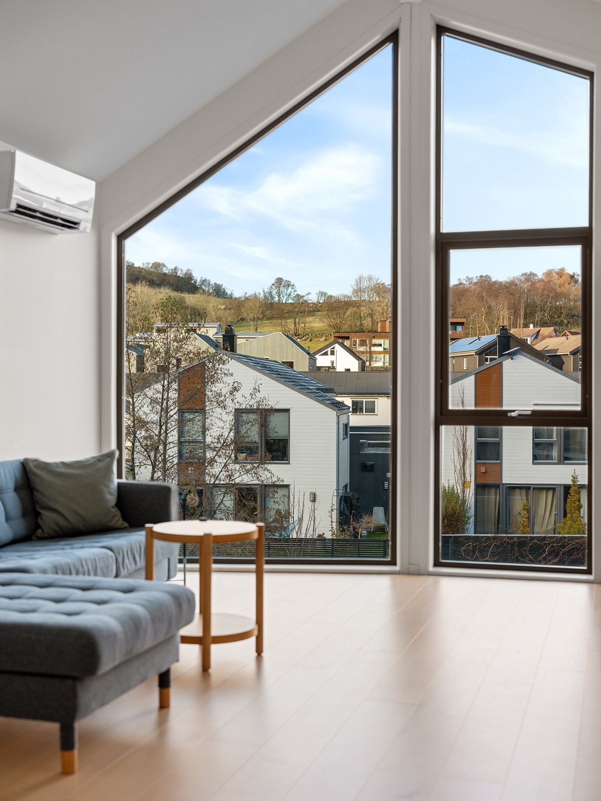 Svært god takhøyde kombinert m/vindu til møne med naturlig lys, gir en herlig romfølelse. Galleribilde