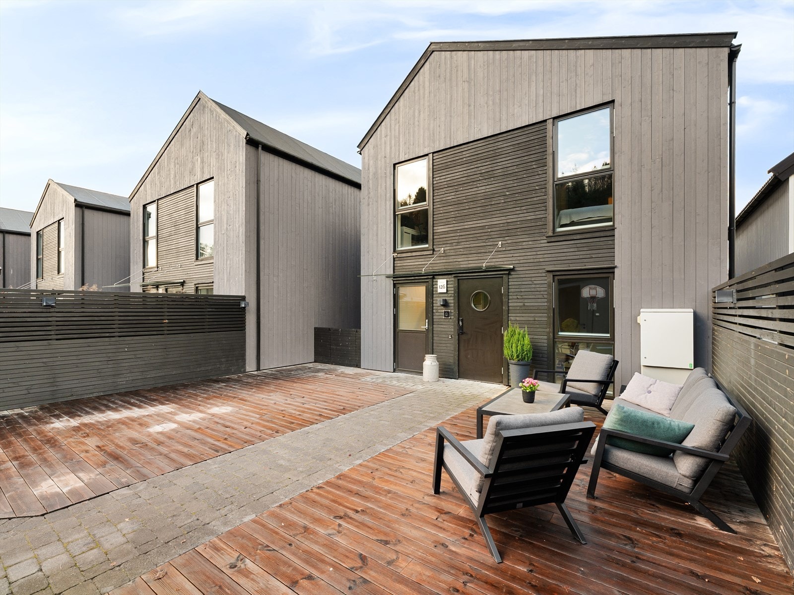 Stor, solrik terrasse i trygge rammer for småbarn eller hund. God plass for flere soner møblering og trampoline. Galleribilde