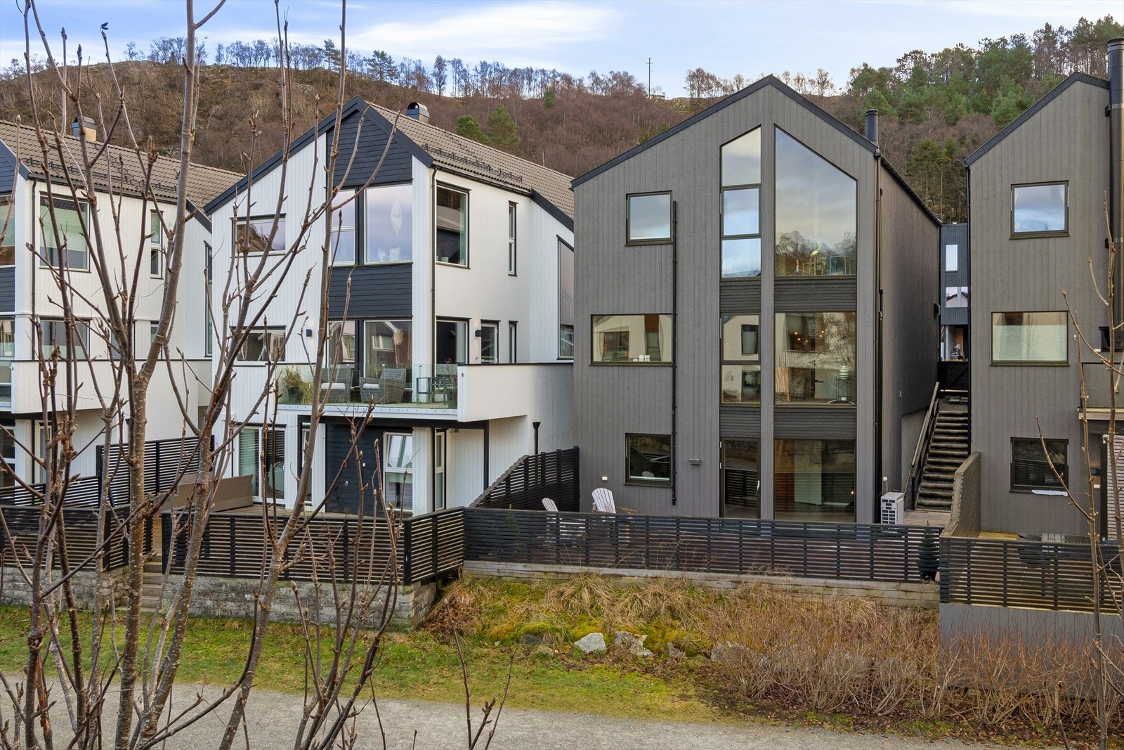 Enebolig med potensiell utleie og stue/soverom/bad i hver etasje. Komplett bolig i kontakt med naturen og med få minutter til det hverdagen krever. Galleribilde