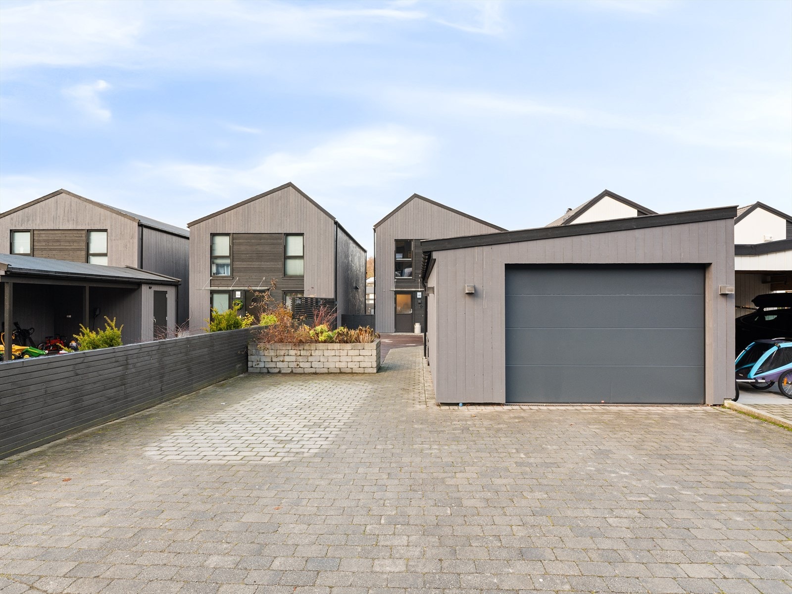 Dan Chruickshank presenterer: Delikat, svært innholdsrik enebolig m/romslig gårdsrom, store, solrike uteplasser og bred garasje med bod. Galleribilde