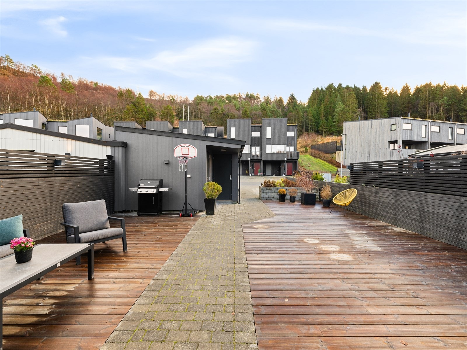 Store terrasser på begge sider lar deg nyte solen fra tidlig til sent. Rikelig med pass til store møblerings soner, trampoline, grilling og det skulle ønske. Galleribilde