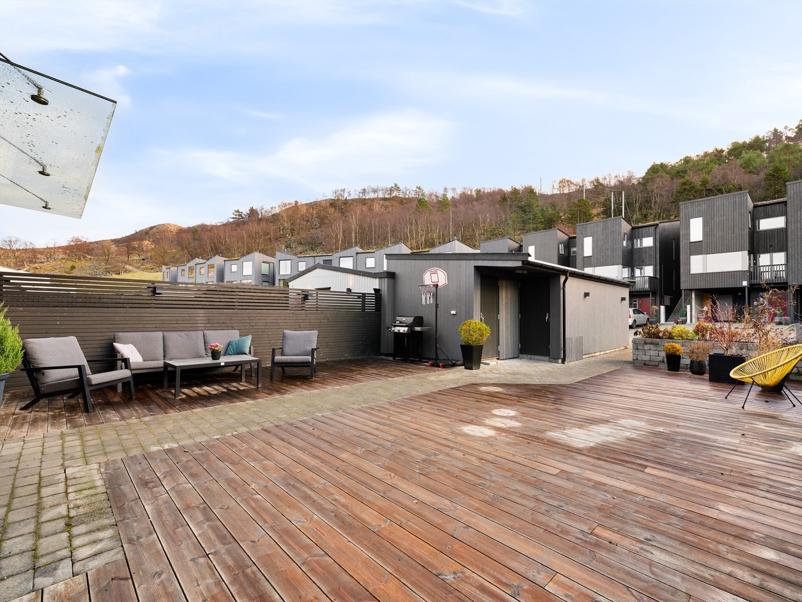 Stor, solrik terrasse. Egen inngang til både garasje og utvendig bod. Galleribilde