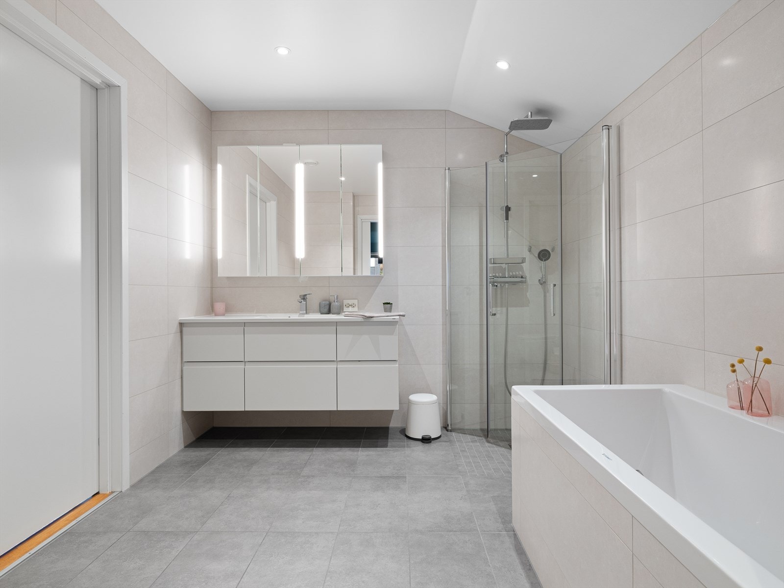 Komplett familiebad med både badekar og dusjhjørne. Speilskap med lys i tillegg til stor seksjon. Galleribilde