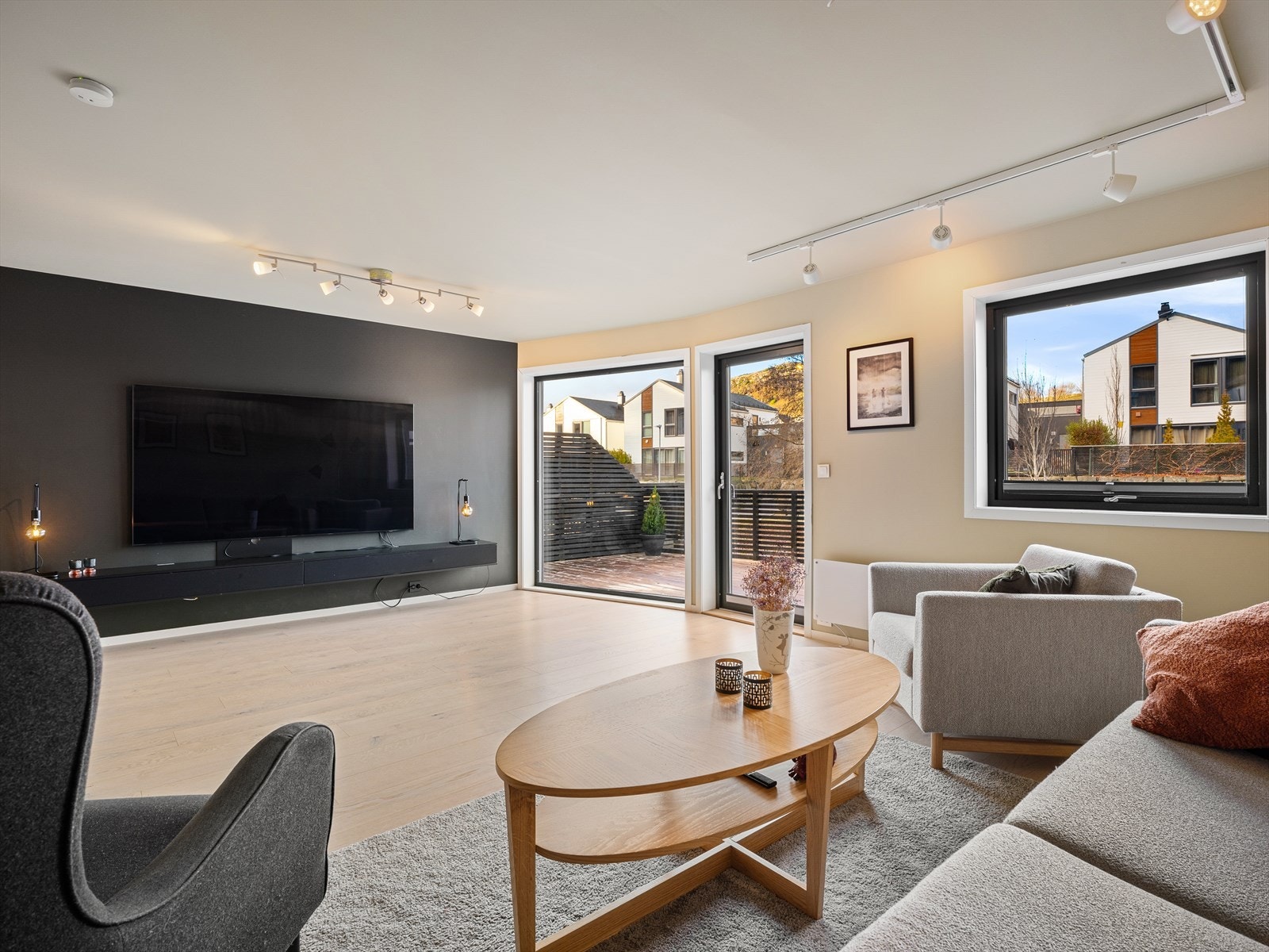 Potensiell hybel. Romslig stue nr 3 med varme i gulv, mulighet for soverom og kjøkken. Utgang til stor terrasse mot ånå. Solrikt på kveldstid. Galleribilde