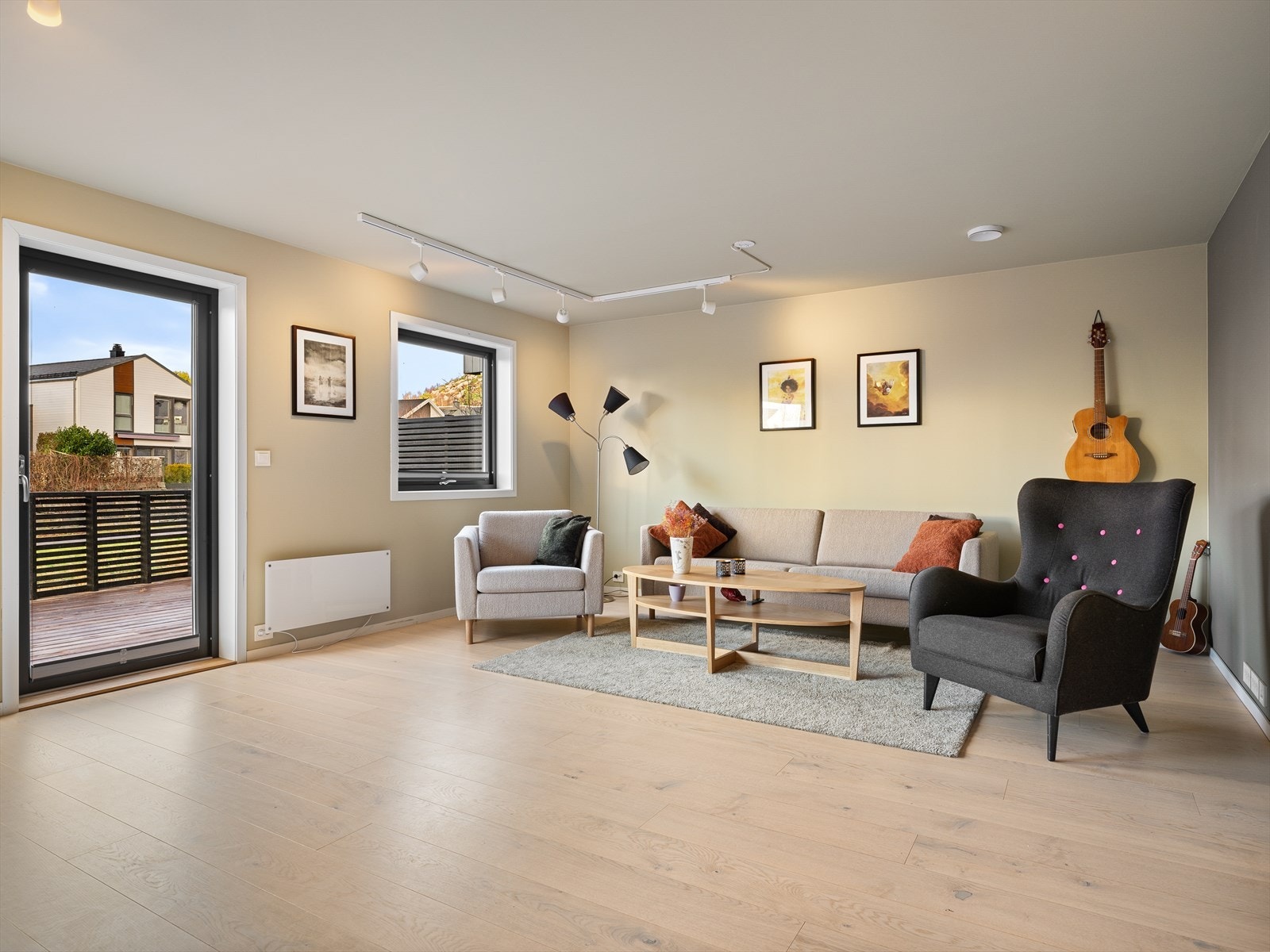 Stuen er flerbruksrom med mange muligheter, f.eks et femte soverom eller hybel/utleiedel med et lite kjøkken. Galleribilde