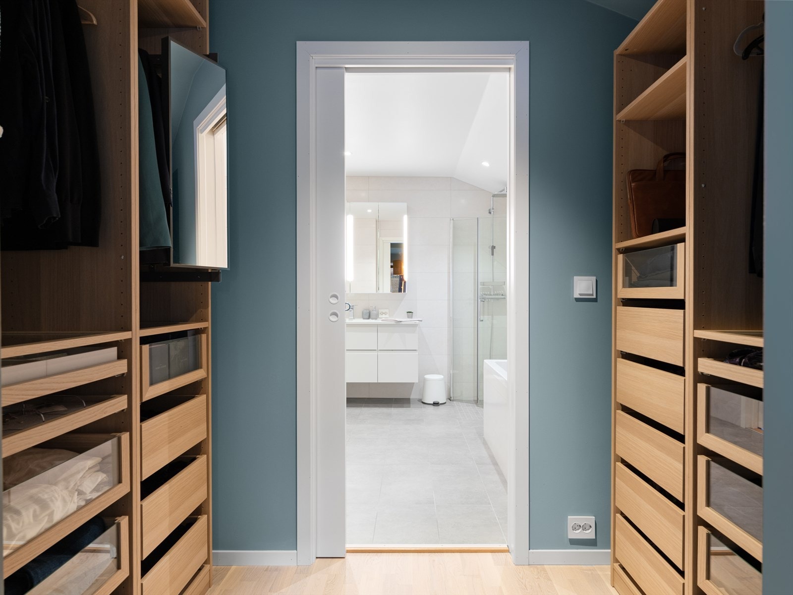 Walk in garderobe med fullt utstyrt hyllesystem, med praktisk tilkomst fra både soverom og hovedbad. Galleribilde