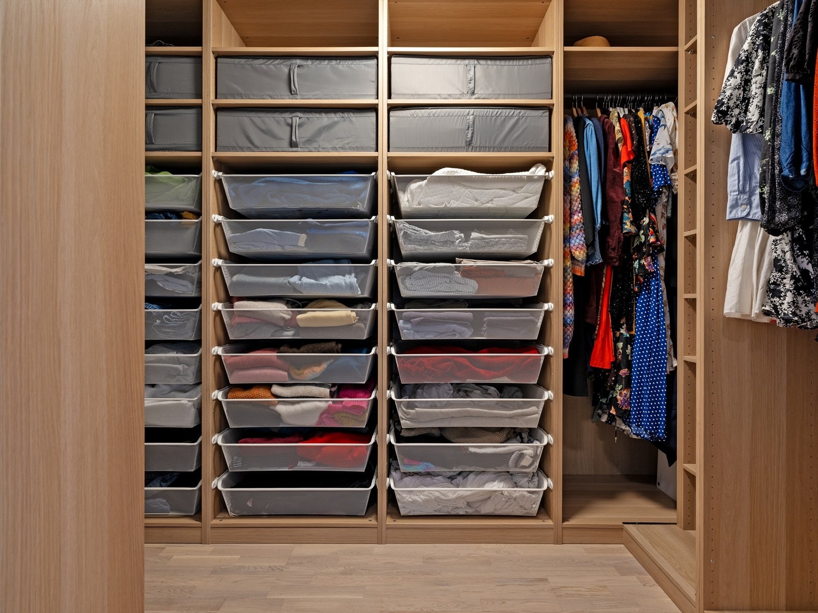 Bod/Garderoberom med smart hyllesystem. En drøm for enhver familie. Galleribilde