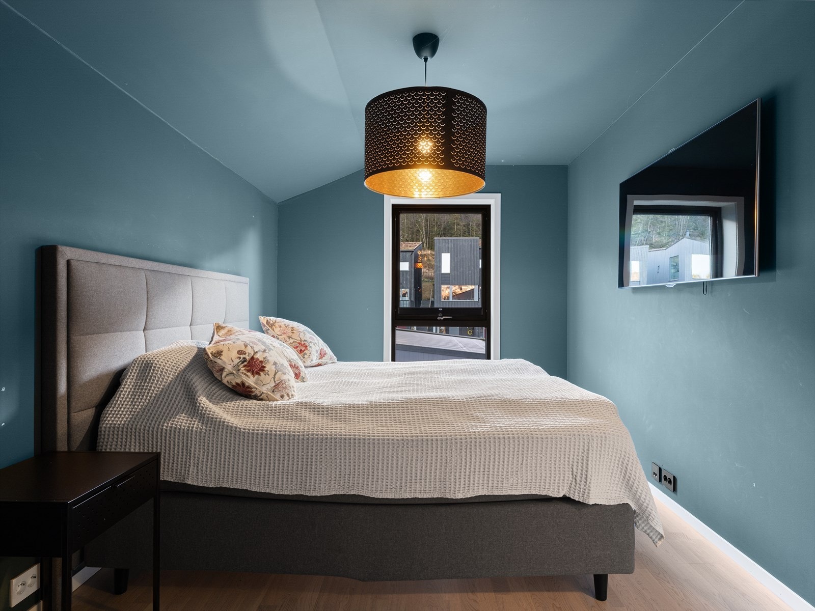 Hovedsoverom er lunt og behagelig. Tak og vegger i samme farge med fin kontrast til gulv. Galleribilde