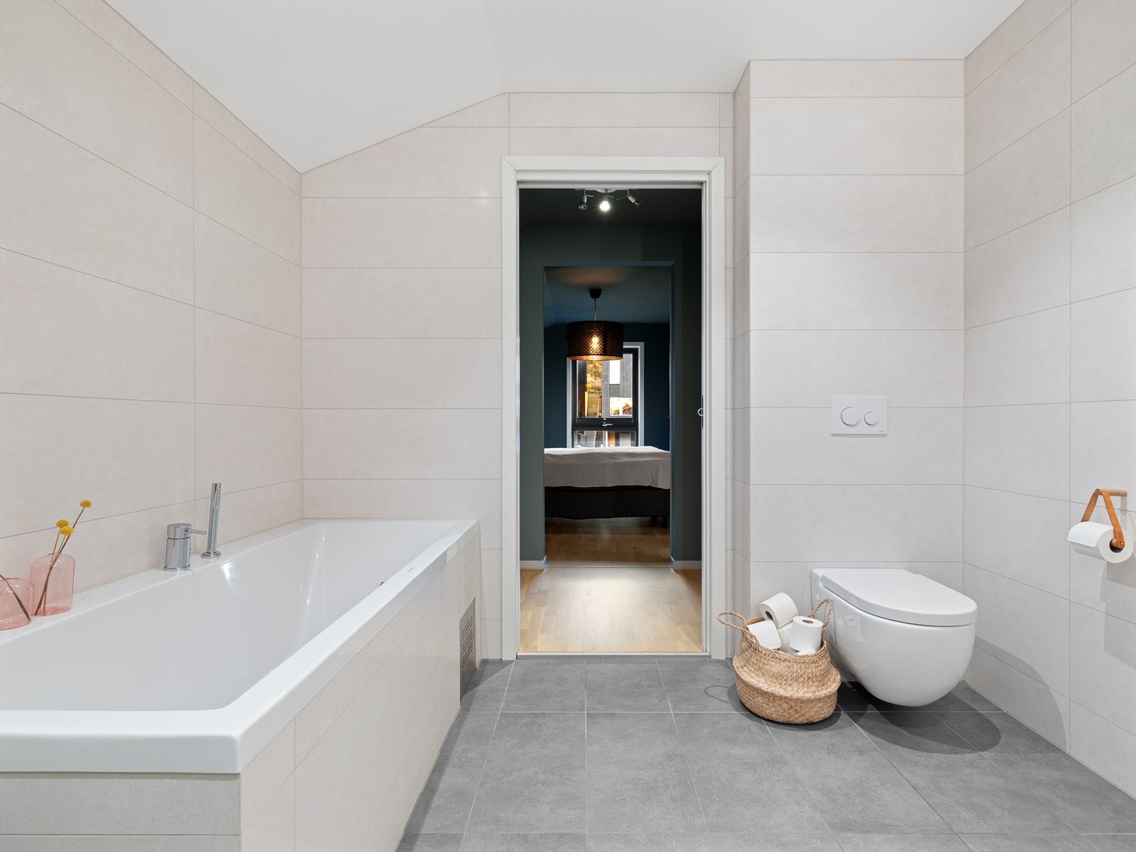 Komplett familiebad med direkte tilgang fra hovedsoverom m/walk in garderobe. Galleribilde