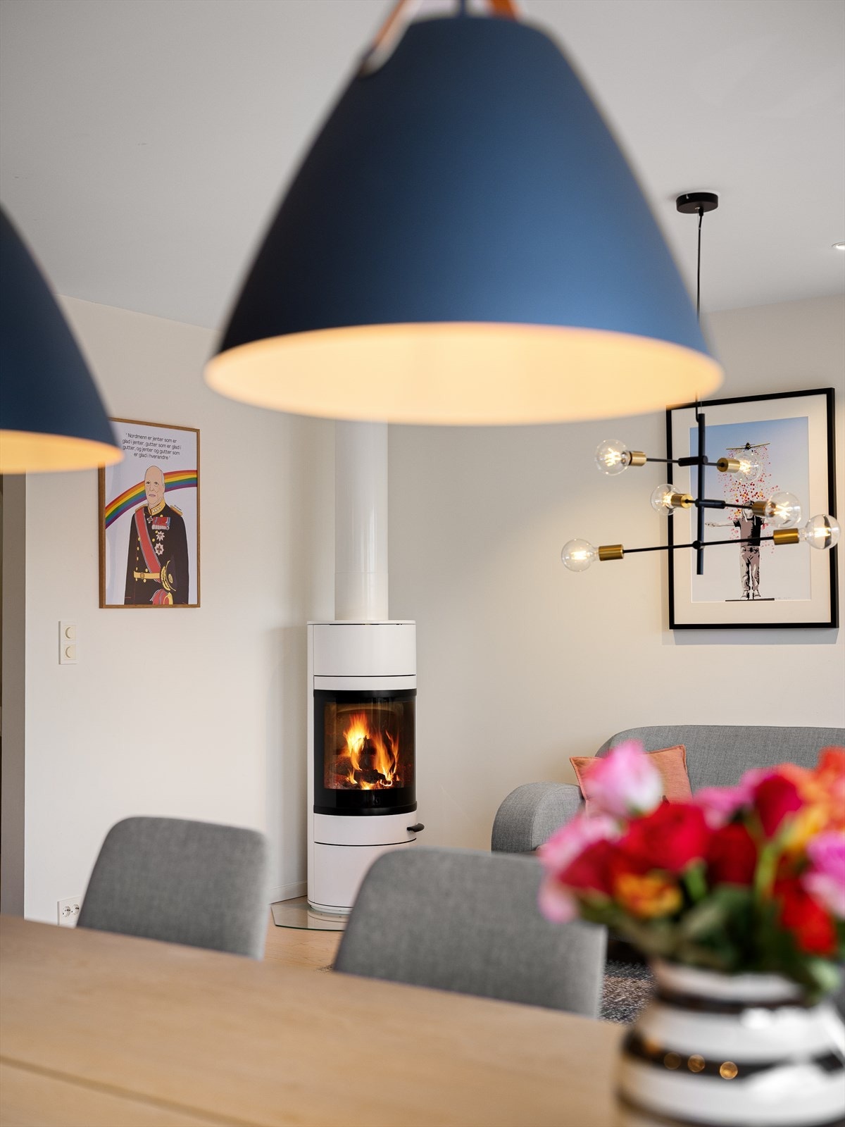 Moderne og stilren peis som gir en lun atmosfære, med mulighet for vedfyring. Perfekt på kalde vinterkvelder. Galleribilde