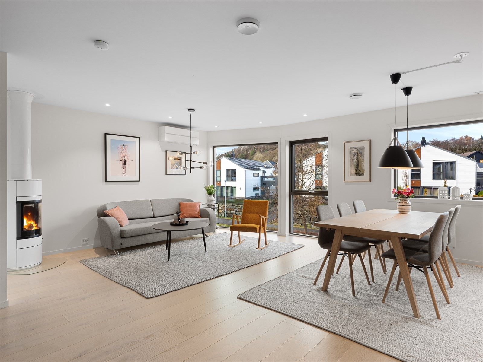 Varmepumpe og peis. En herlig romfølelse med kombinasjonen av store vinduer og naturlig lys, peisovn for ekstra varme og atmosfære, samt naturlige soner for møblering. Galleribilde