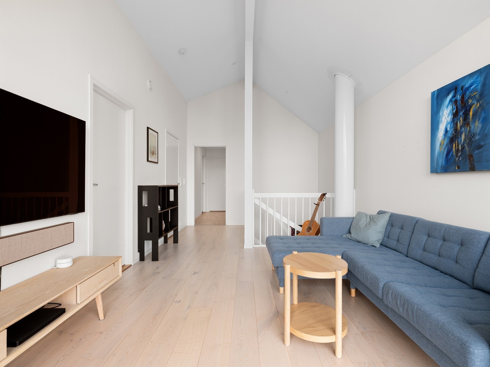 En perfekt stue å trekke seg tilbake til. Om ønskelig, slipper du Tv-sone i hovedstuen. Småbarn i stuen oppe, ungdom i sokkel. Galleribilde