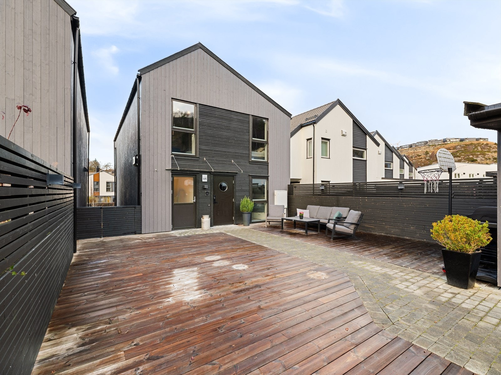 Skjermet og privat med port - gjør det trygt for småbarn eller hund. Galleribilde