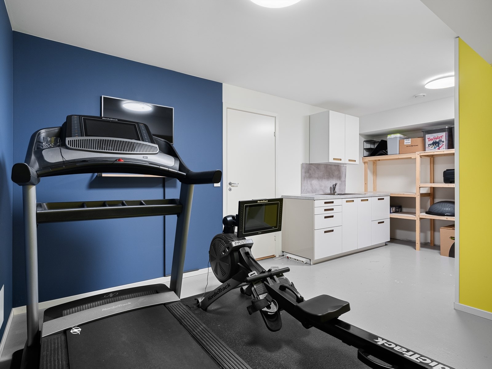 Sjelden vare med hobbyrom/verksted. Flott innredet med skap, vask og arbeidsbenk. (Byggemeldt som teknisk rom) Galleribilde