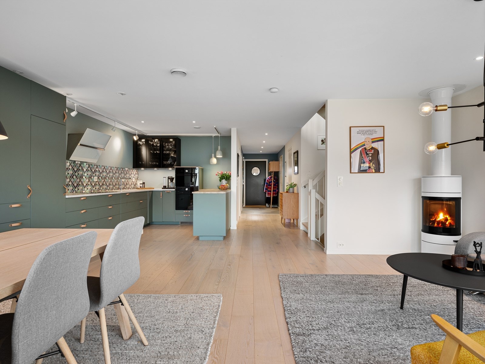 Bokvaliteten er høy da alle rom preges av det gode naturlige lyset og høy standard. Delikate fargevalg og lune kontraster i materialvalg. Spotter i tak. Galleribilde