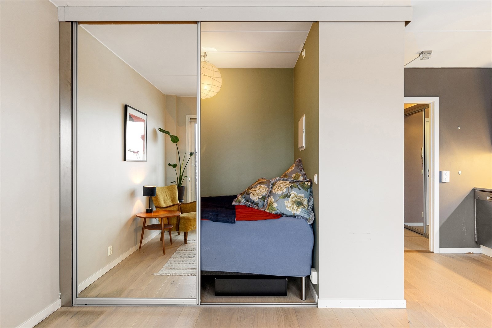 Alkoven har adkomst via skyvedører med speilfronter, som både gir et moderne uttrykk og bidrar til økt romfølelse ved å reflektere lys. Galleribilde