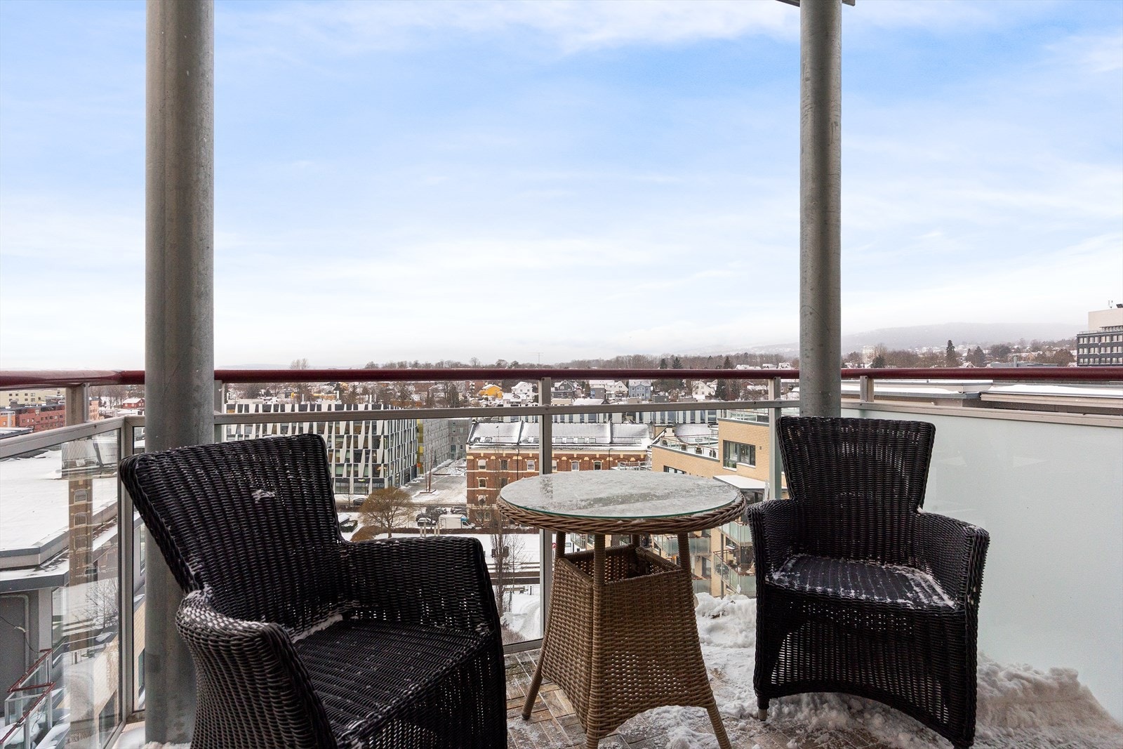 Balkongen fungerer som en naturlig forlengelse av stuen i vår- og sommerhalvåret, med god plass til utemøbler, beplantning og gassgrill. Galleribilde