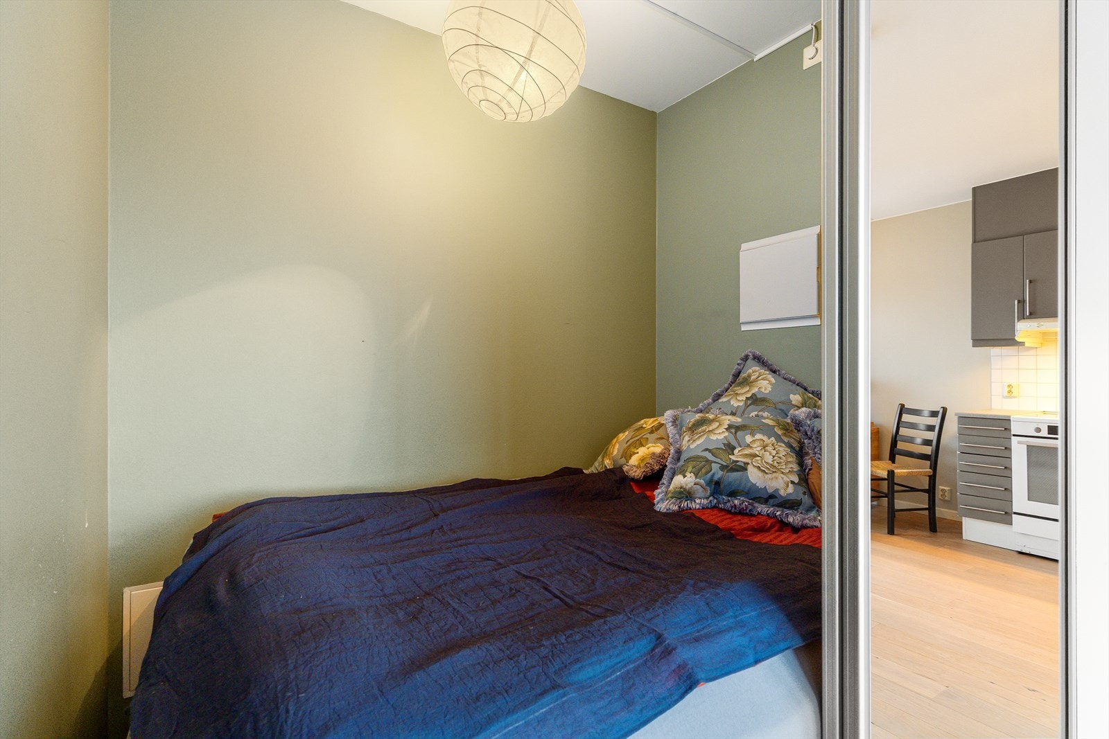 Den danner en naturlig og skjermet sone i boligen, adskilt fra oppholdsrommet, og bidrar til god utnyttelse av arealet. Galleribilde