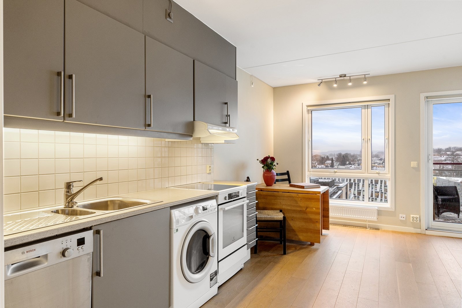 Over stekesonen er det montert kjøkkenventilator med vifte og avtrekk til felleskanal. Galleribilde