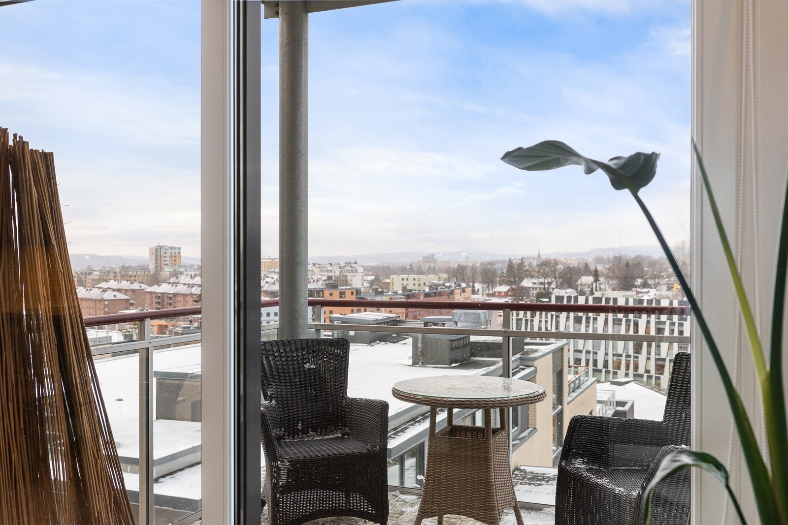 Fra stuen er det utgang til balkongen. Galleribilde