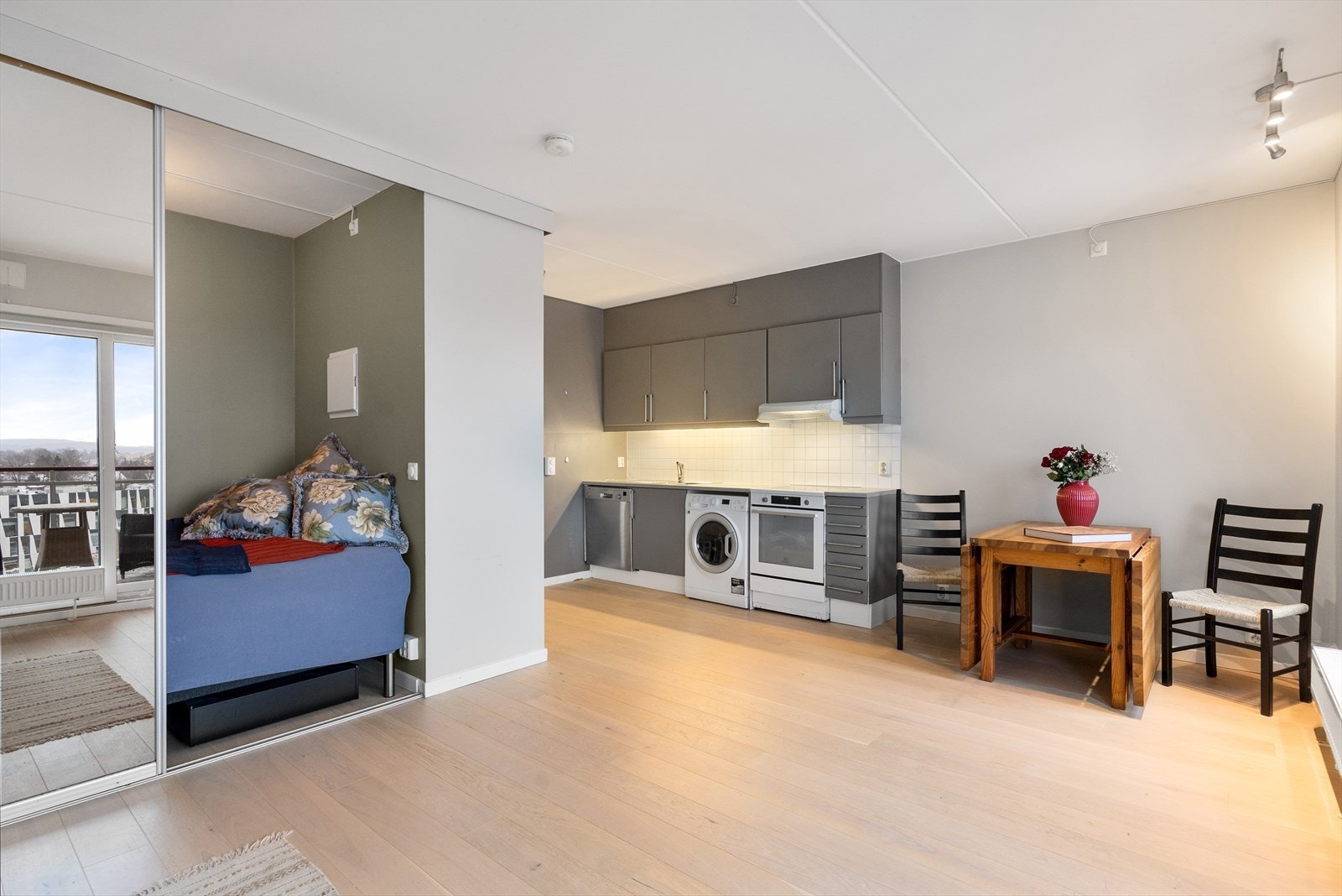 Den romslige planløsningen gir svært gode møbleringsmuligheter og god plass til både sofagruppe, TV-møblement og spisebord med tilhørende stoler. Galleribilde