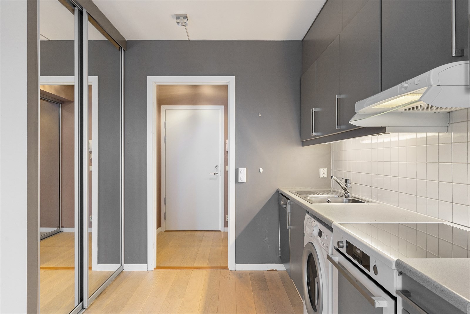 Laminatbenkeplaten har integrert oppvaskkum og ettgreps blandebatteri. Galleribilde