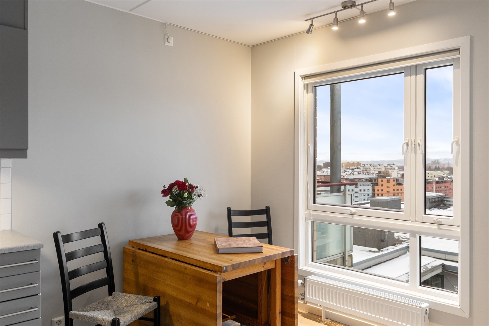 Stuen har også naturlig plass til et spisebord, som gir gode rammer for hyggelige måltider og sosiale sammenkomster med familie og gjester. Galleribilde