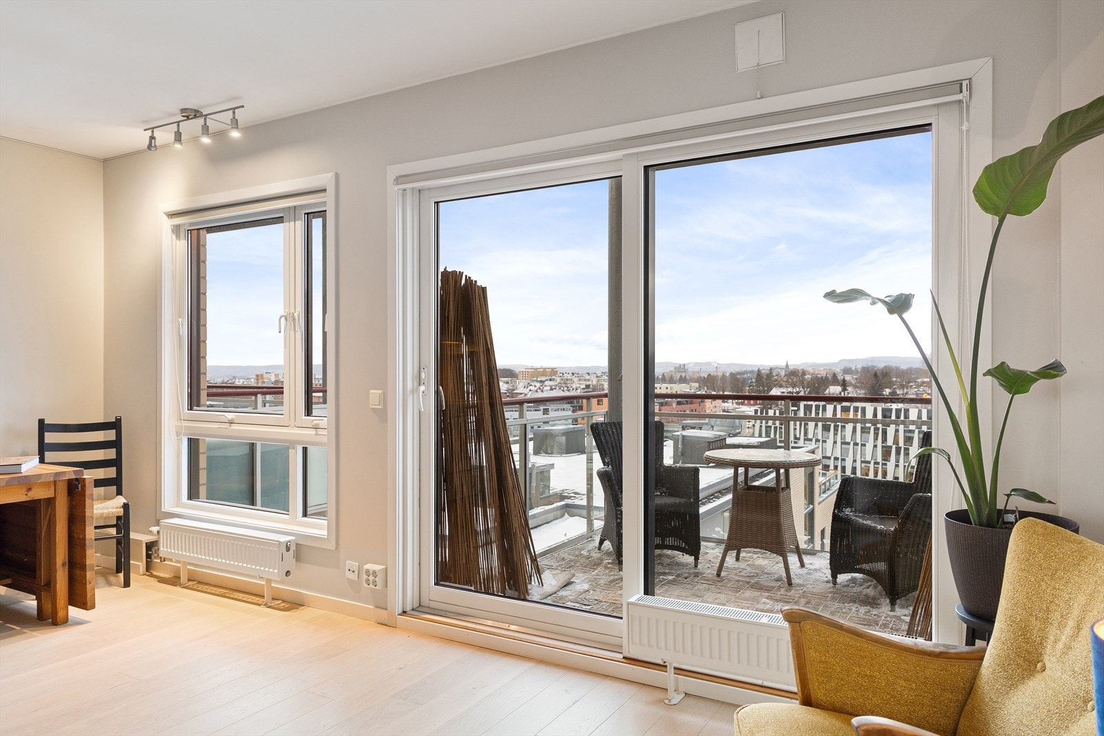 Fra stuens vinduer har man flott utsikt mot byen, som gir rommet et åpent og tiltalende preg. Galleribilde