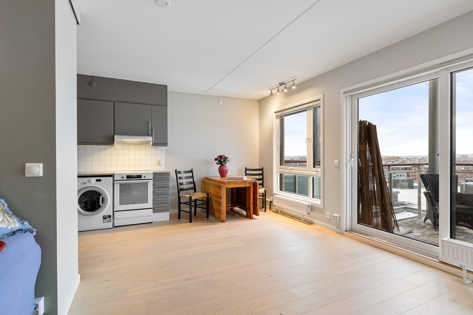 I 2022 ble det lagt nytt og moderne parkettgulv som bidrar til et gjennomgående stilrent uttrykk og en lun romfølelse. Galleribilde