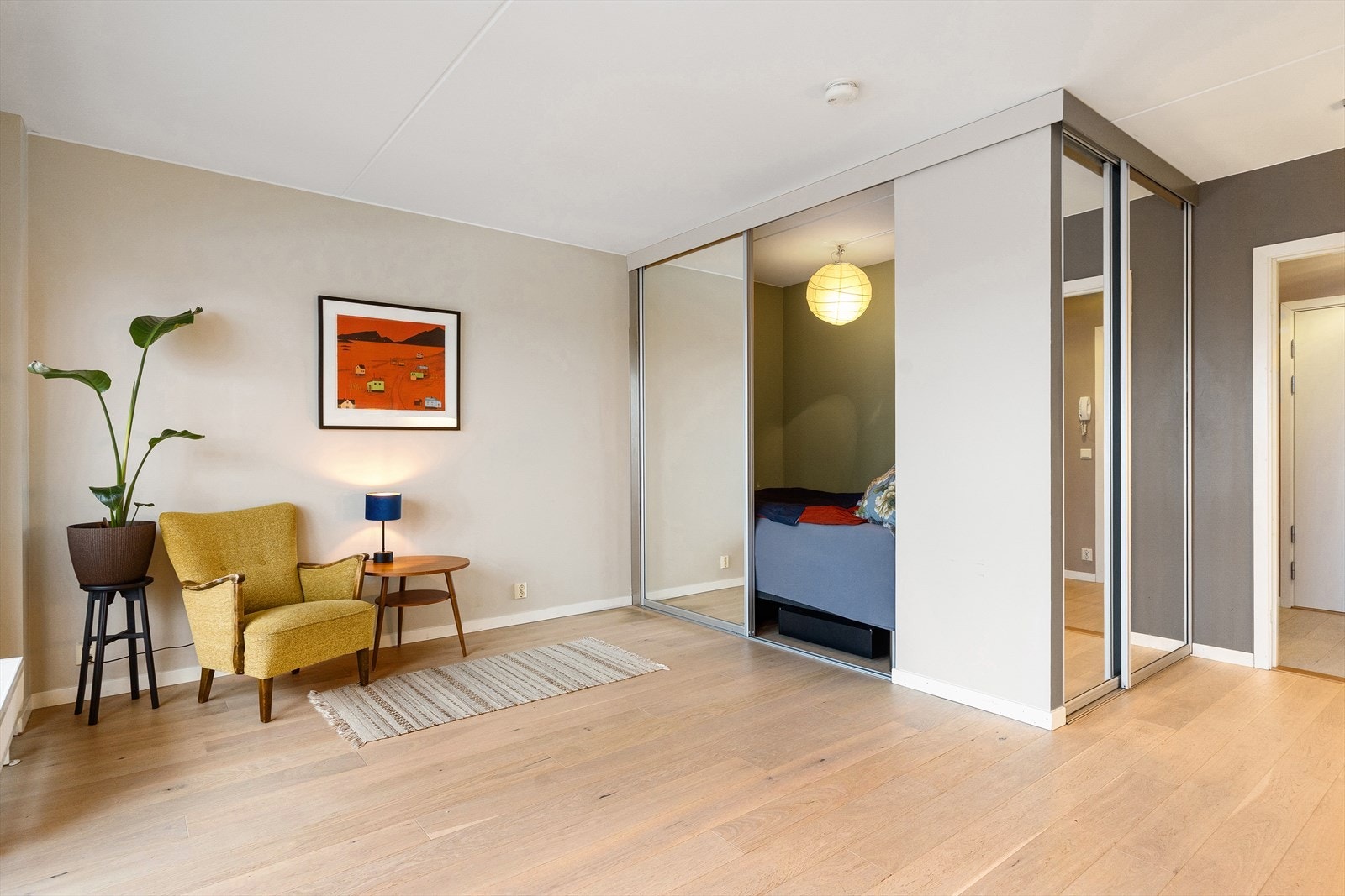 Alkoven er smart utformet og gir en praktisk og arealeffektiv løsning for soveplass. Galleribilde