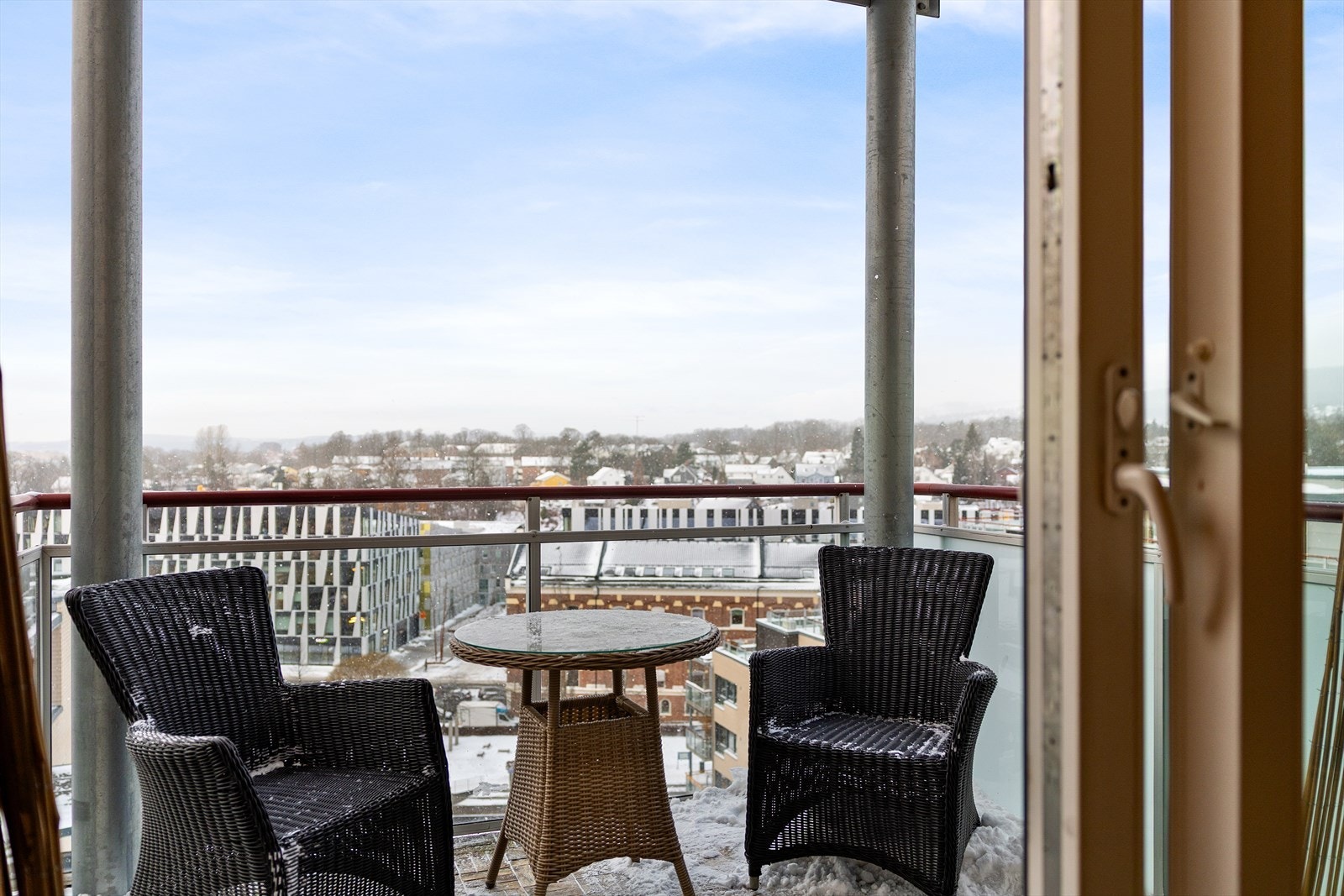 Hyggelig balkong på ca. 6 kvm med flott utsikt, fjordgløtt og gode solforhold, som gir et utmerket uteareal for avslapning og hyggelige stunder. Galleribilde