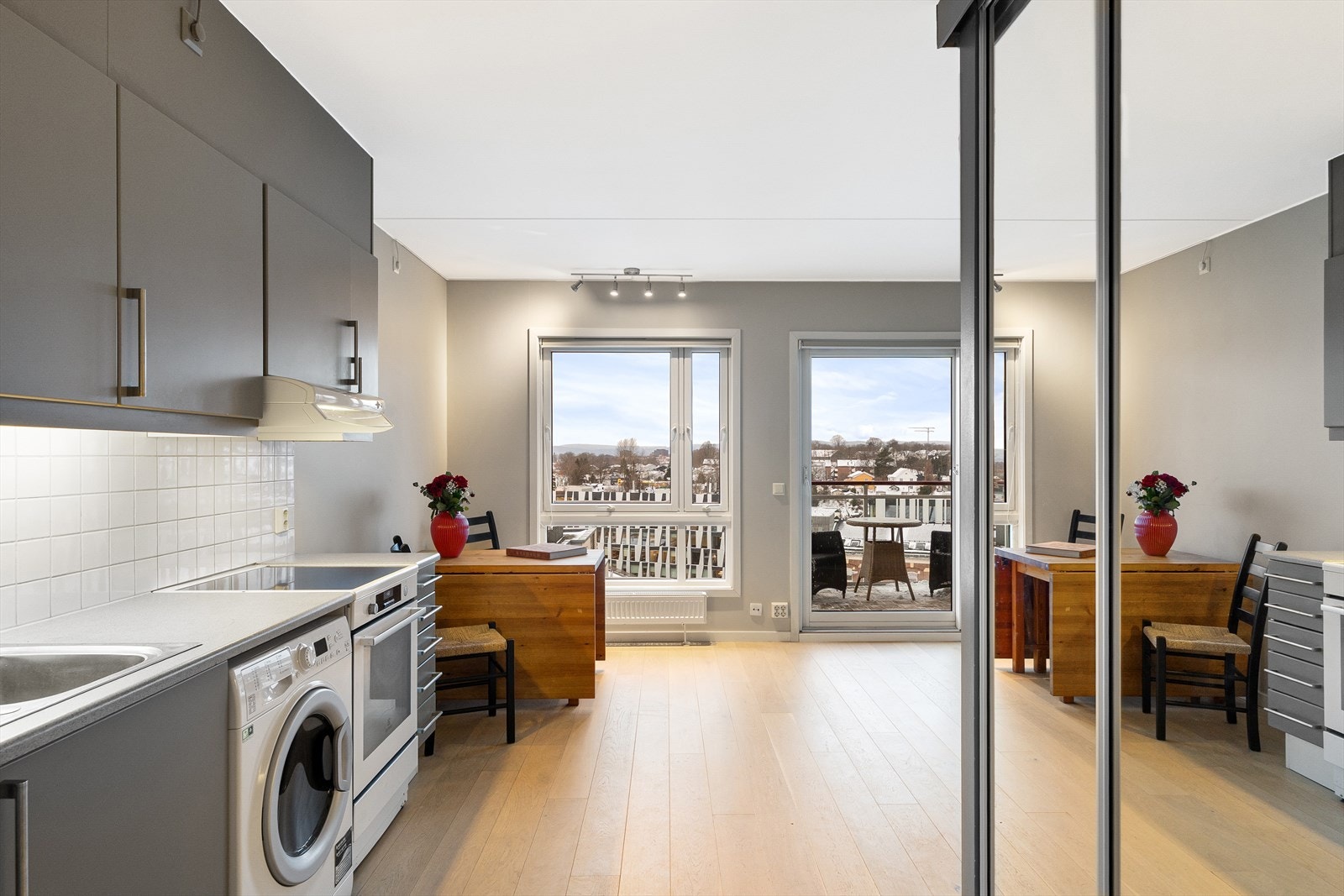 Stuen fremstår som lys og luftig, med store vindusflater som sørger for rikelig med naturlig lysinnslipp og en behagelig romfølelse. Galleribilde