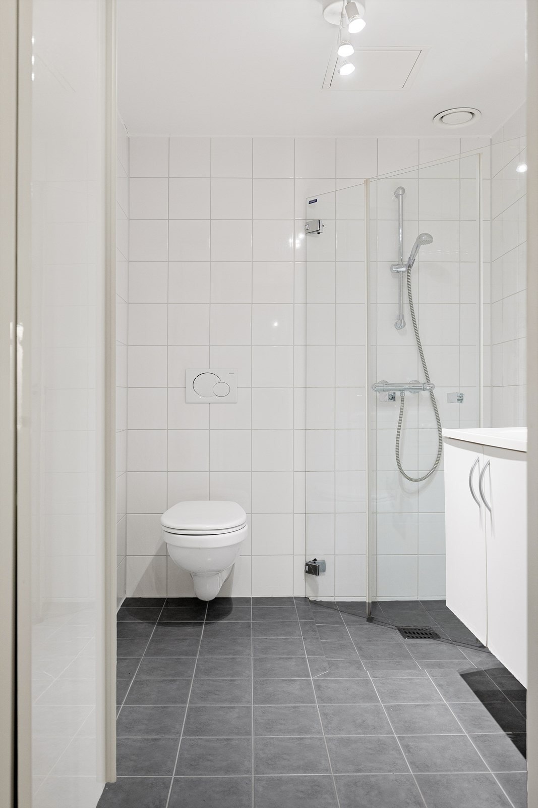 Pent, flislagt baderom med elektrisk gulvvarme. Det er opplegg for vaskemaskin. Galleribilde