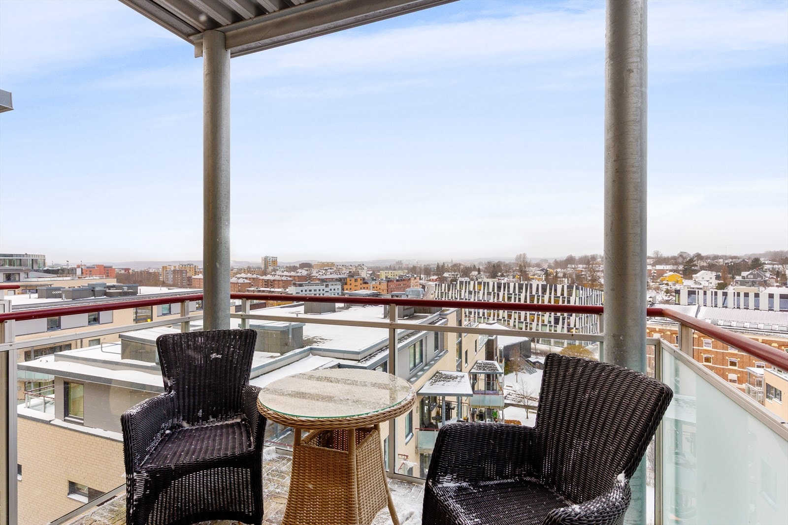 Velkommen til Nydalen Allé 5! Dette er en innbydende og lys toppleilighet i 8. etasje sentralt plassert midt i hjertet av Nydalen. Foto: Pontus Holmenäs. Galleribilde