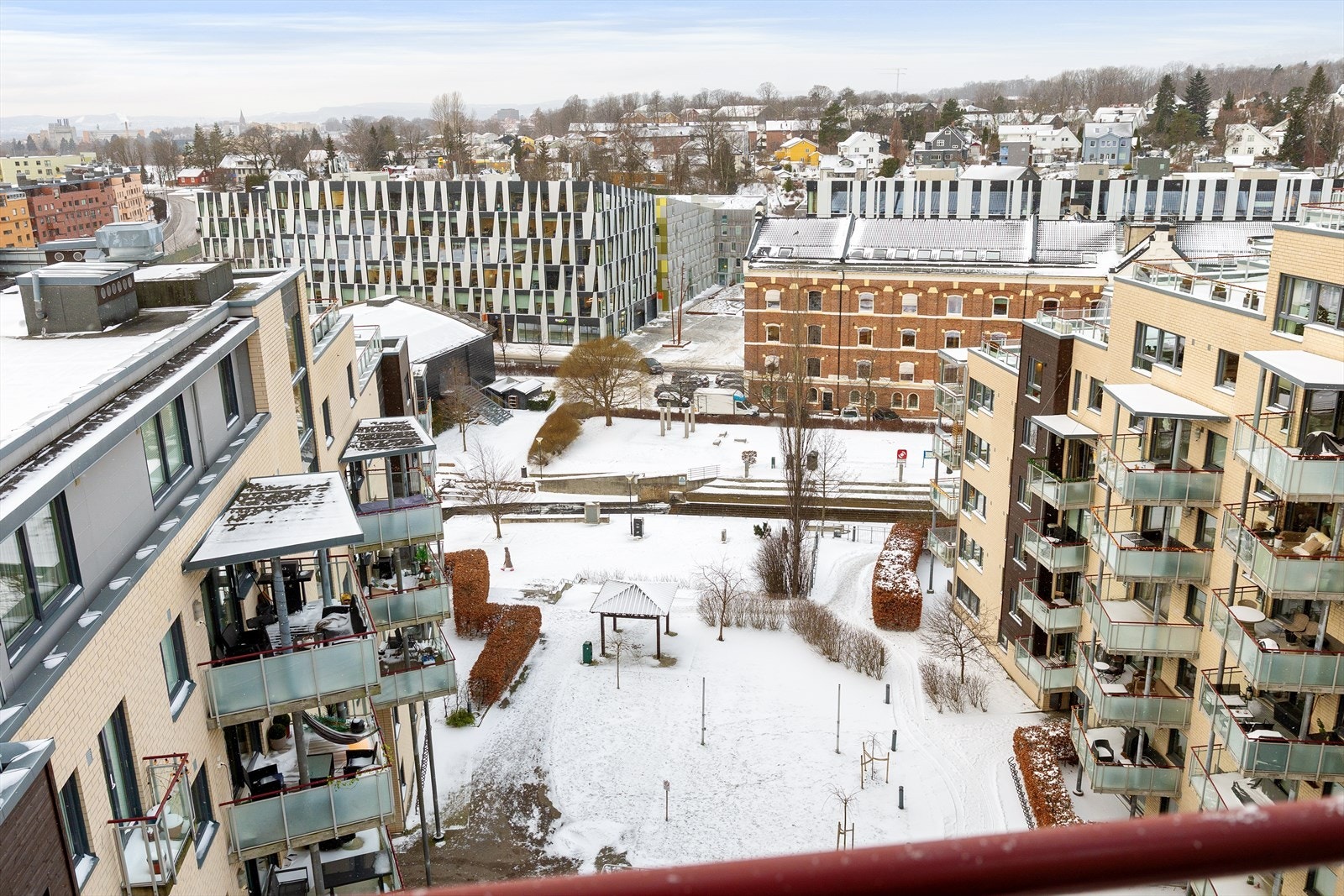 Fra balkongen kan du nyte en fantastisk utsikt over grønne, frodige omgivelser og den idylliske Akerselva. Galleribilde