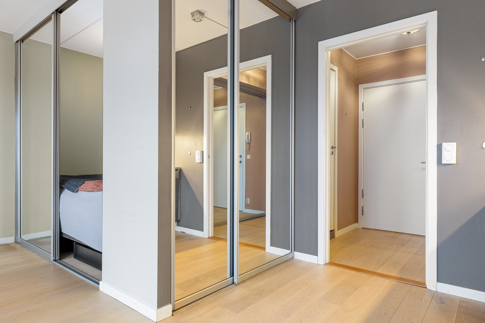 Løsningen gir fleksible innredningsmuligheter og fungerer utmerket som sovealkove, samtidig som stuearealet fremstår åpent og funksjonelt. Galleribilde