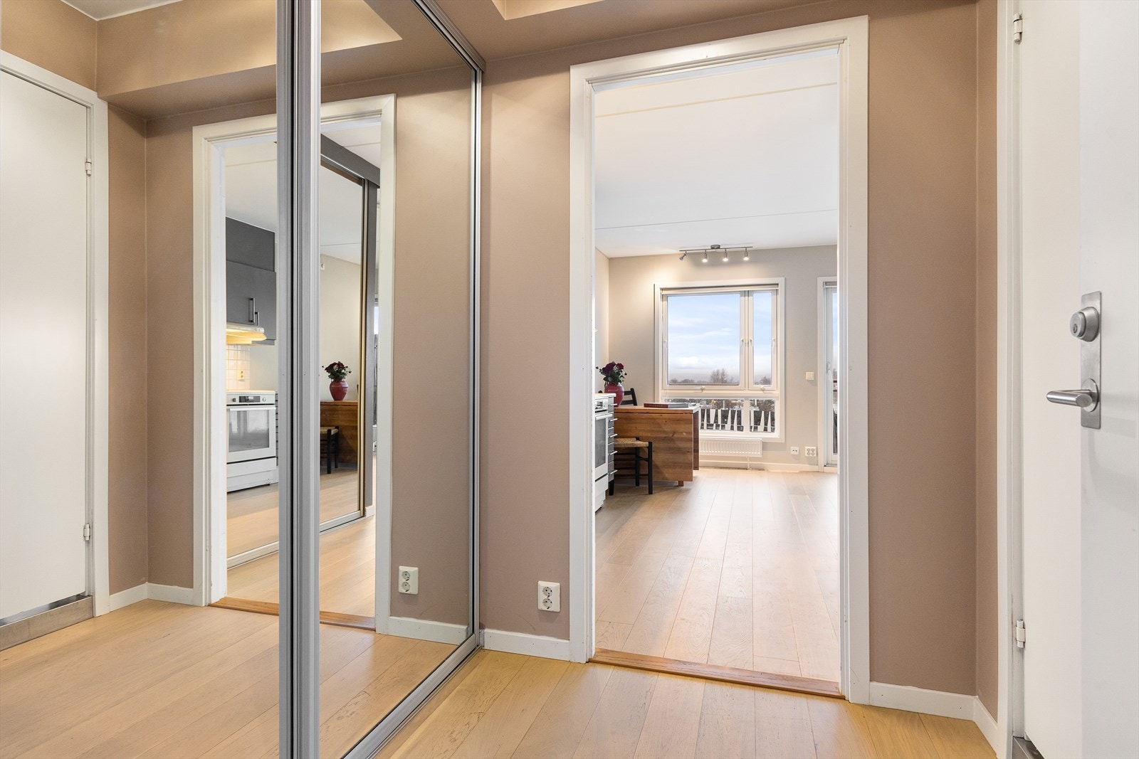 A-konto varmtvann/fyring, TV og internett er inkludert i felleskostnadene. Galleribilde