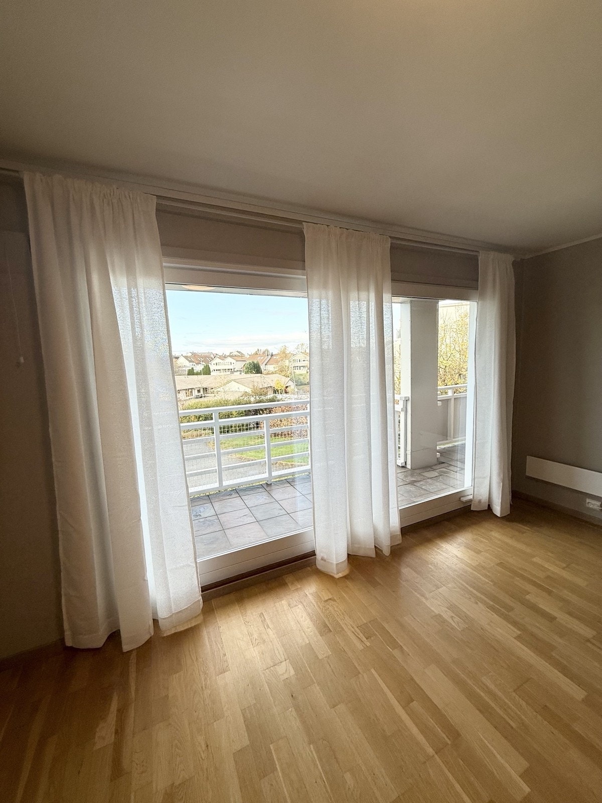 Store vindusflater i stuen Galleribilde