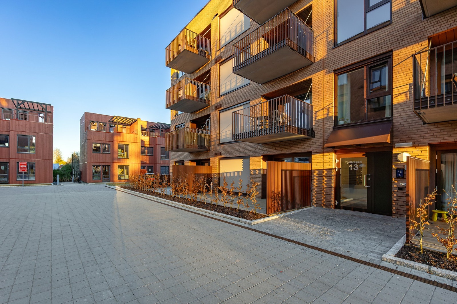 Tomten opparbeides med utomhusanlegg bestående av asfalterte eller betonghellebelagte veier, samt anlagt plen på de arealer der dette er egnet. Galleribilde