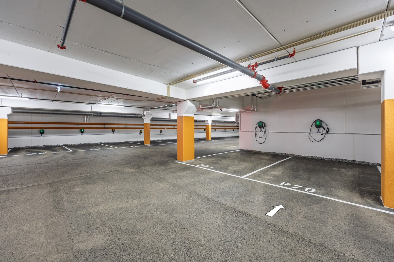 Parkeringsplass med elbil lader. Galleribilde