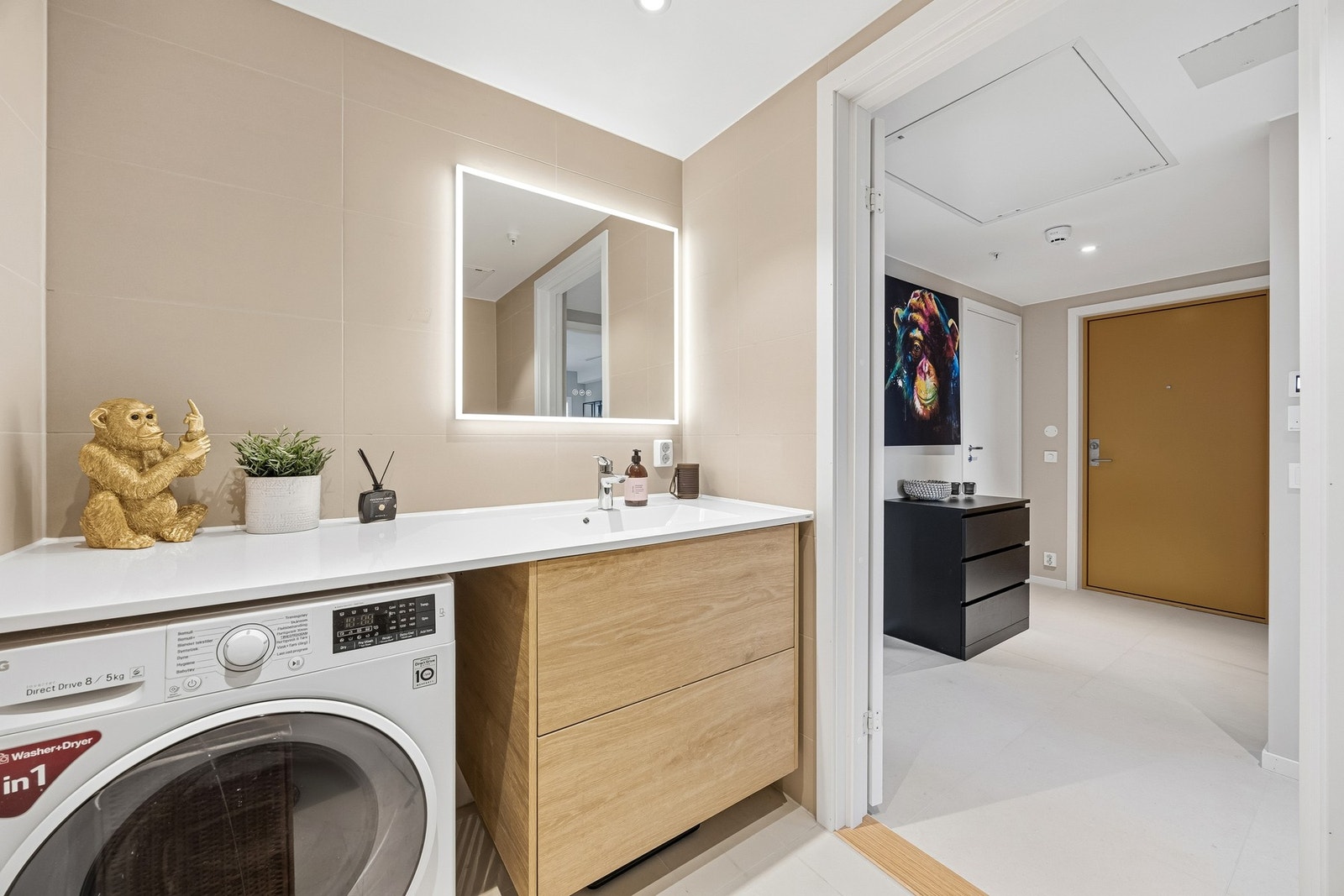 Flislagt bad med gulvvarme. Vikingbad baderomsspeil. Galleribilde