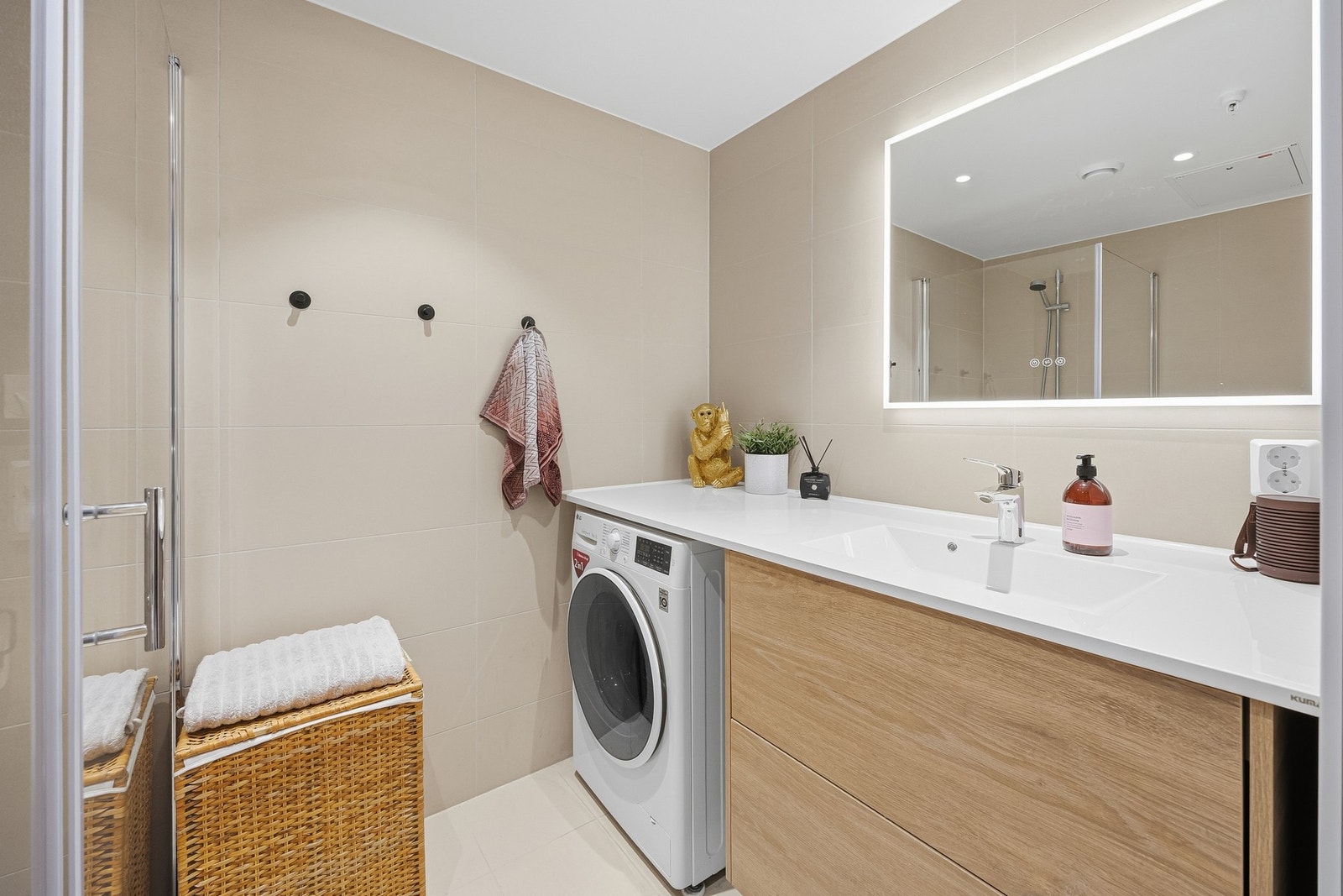 Innredningen består av benkeskap med glatte fronter og marmbor benk. Galleribilde