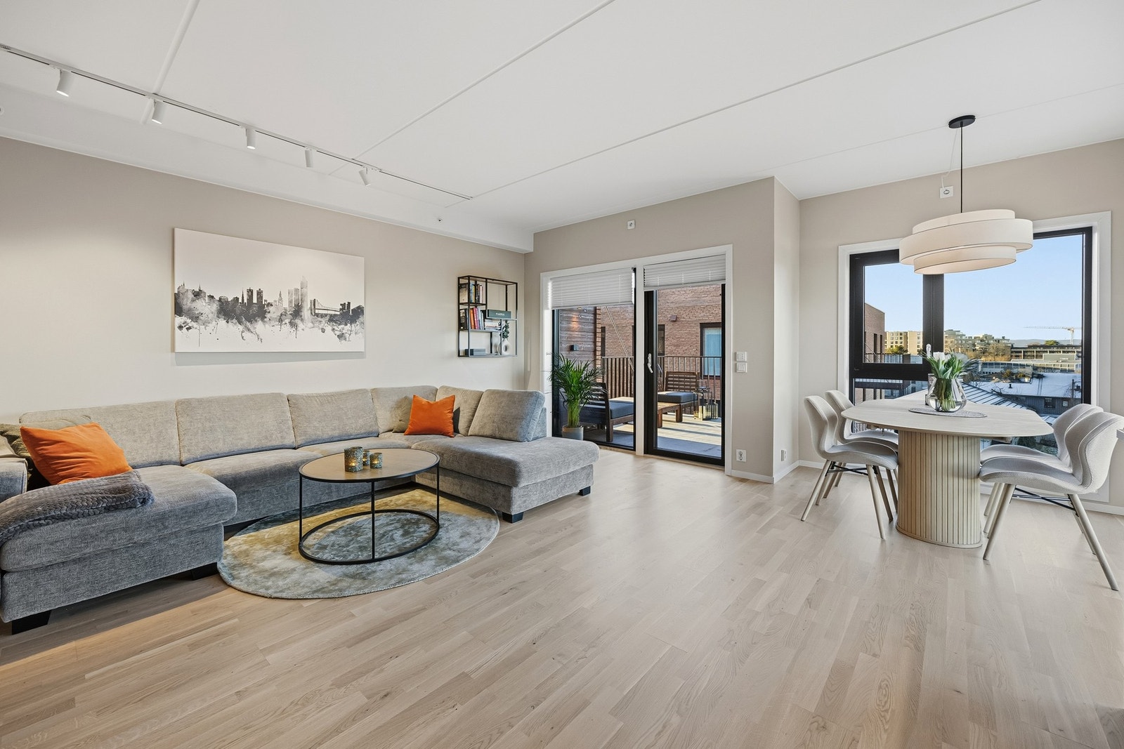 På gulvet er det lagt eikeparkett. Galleribilde