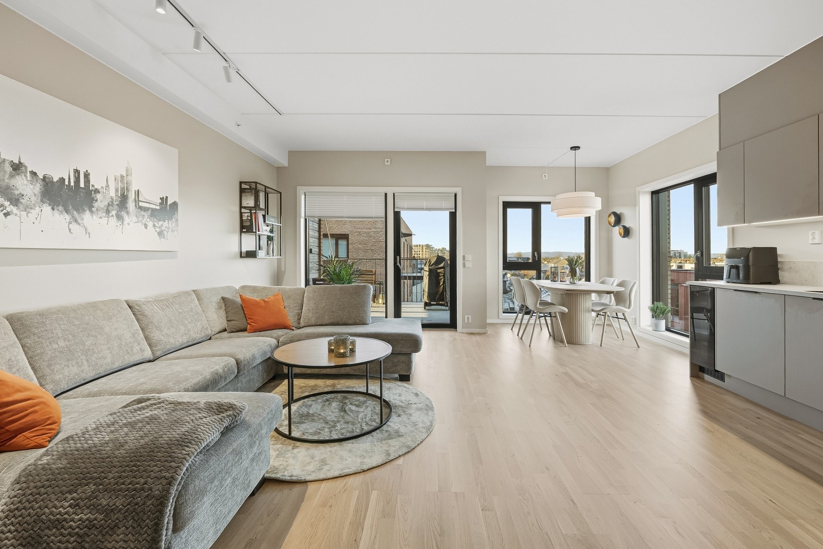 Oppvarming via vannbåren gulvvarme i entrè, stue og kjøkken. Galleribilde