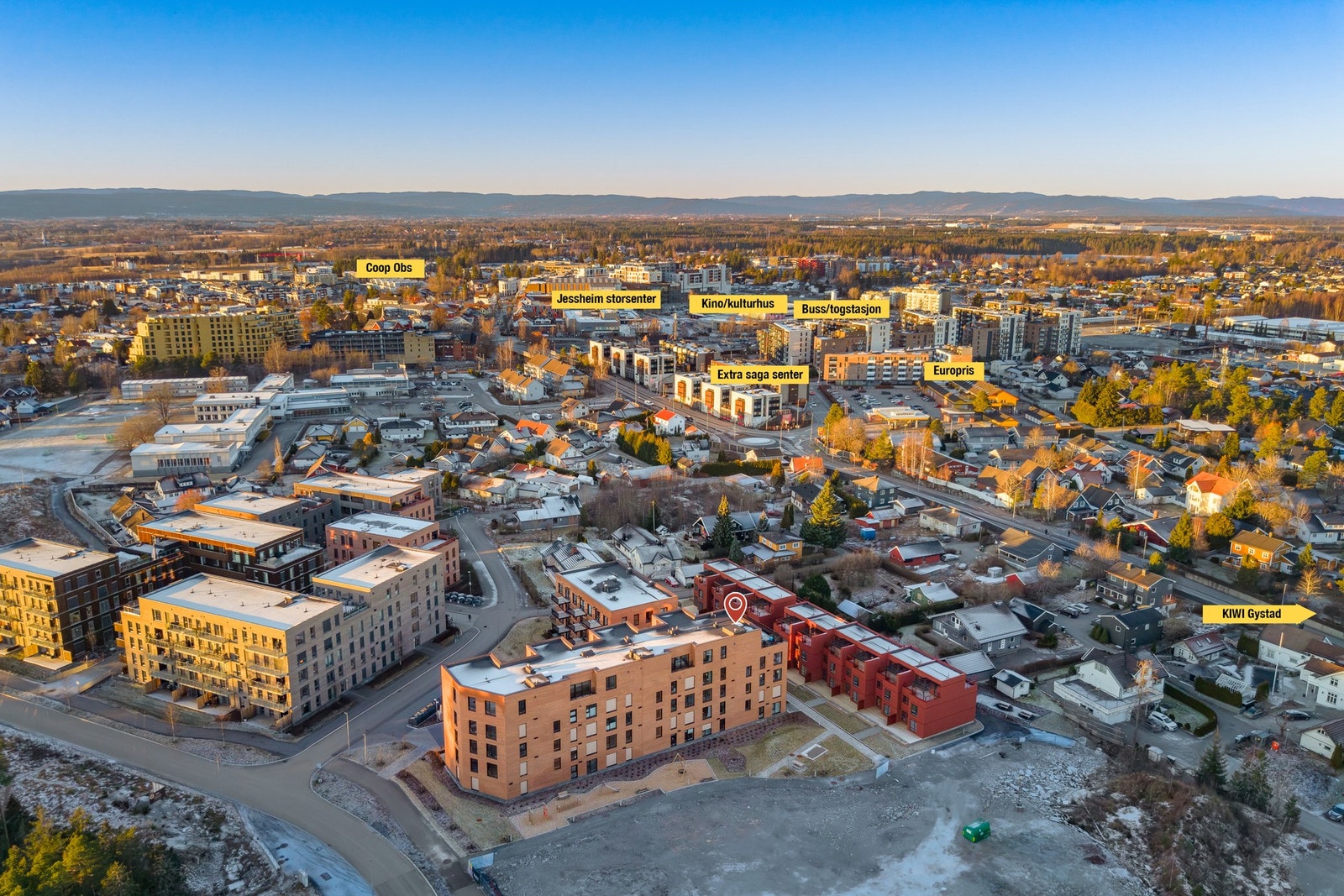 Området har umiddelbar nærhet til skoler, barnehager, offentlig kommunikasjon, samt et rikt utvalg av fasiliteter og servicetilbud. Galleribilde