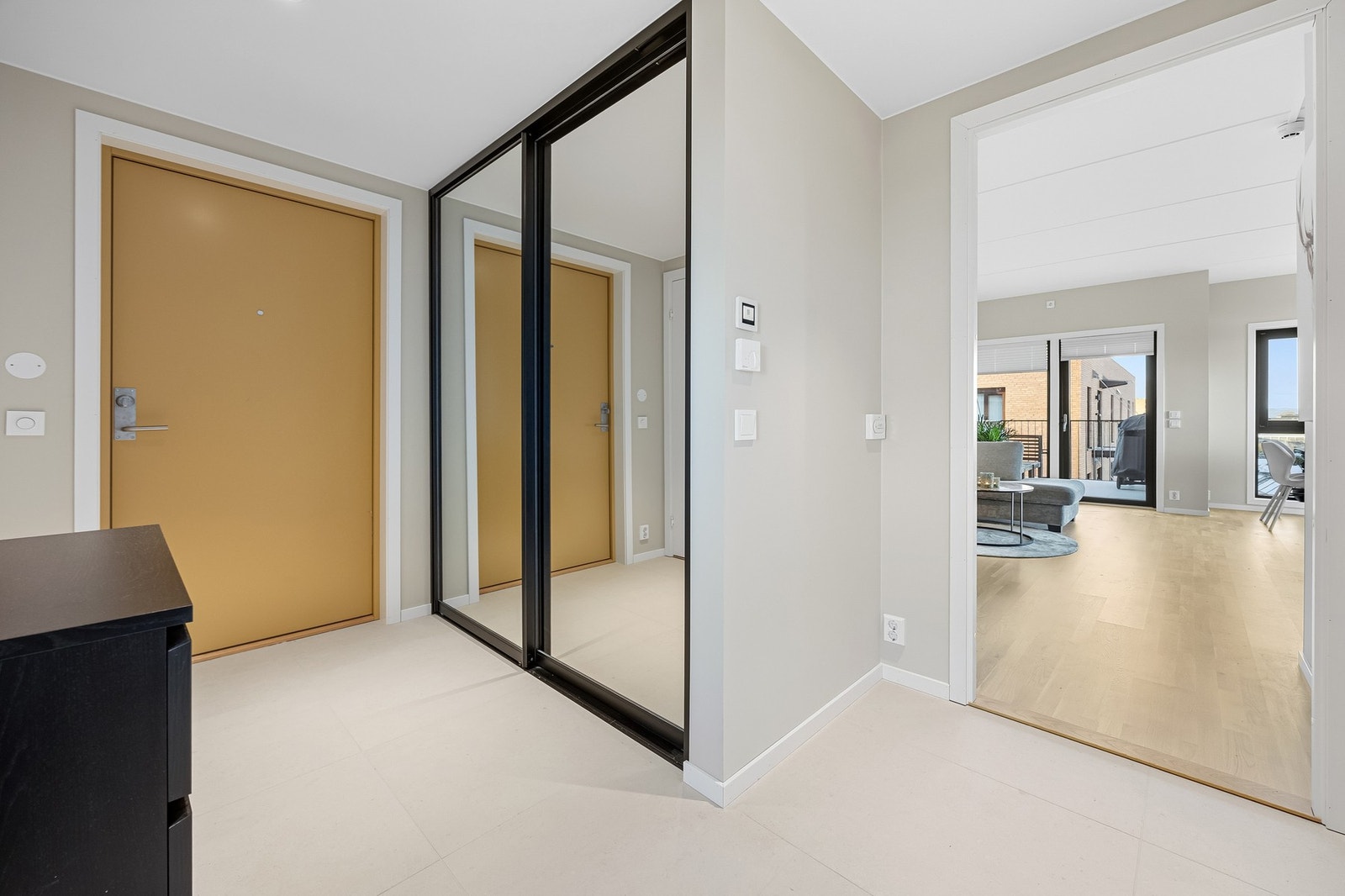 Entrè er oppgradert med fliser på gulv. Galleribilde