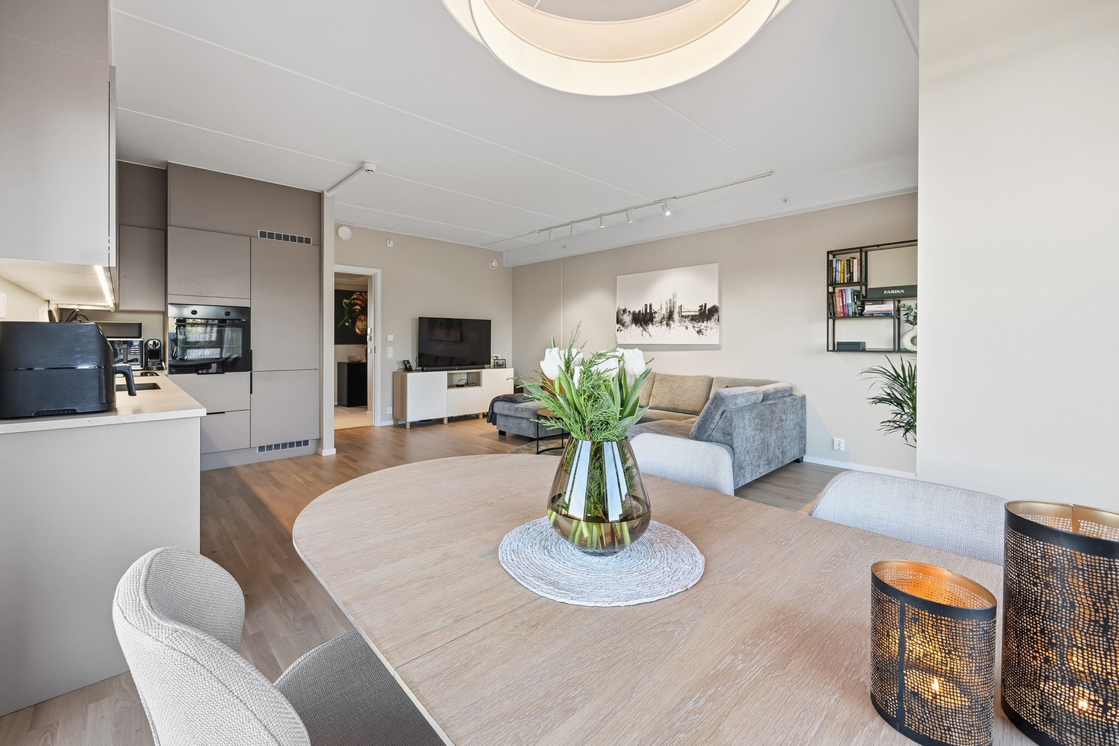 Leiligheten har en lys og innbydende planløsning. Galleribilde